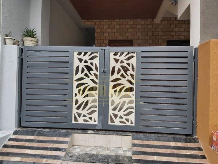 Pagar besi minimalis modern dengan motif daun dekoratif dan garis horizontal, cocok untuk pagar rumah bergaya kekinian.