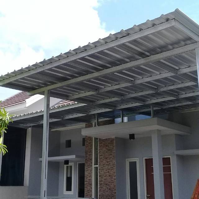 Kanopi Galvalum atap spandek Kanopi rumah minimalis menggunakan rangka kanopi galvalum yang kokoh dan tahan karat, cocok untuk wilayah tropis yang panas dan hujan.