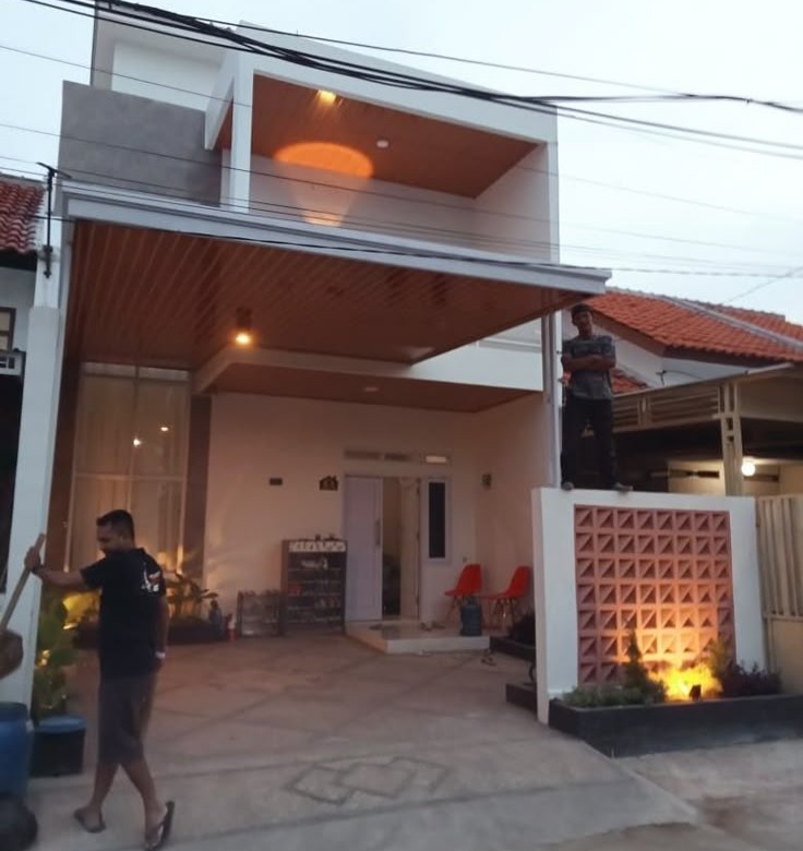 Kanopi uPVC modern pada rumah minimalis dua lantai di daerah tropis, dengan tampilan elegan dan perlindungan maksimal dari panas dan hujan.
