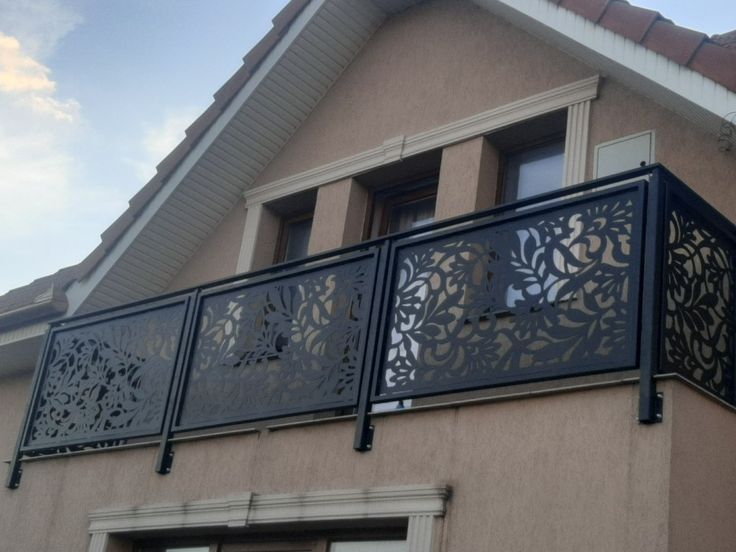 Pagar Balkon Bermotif Laser Cut Desain pagar balkon rumah modern dengan motif laser cut floral warna hitam – inspirasi pagar rumah artistik dan elegan untuk tampilan balkon kekinian.