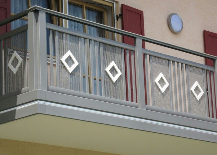 Pagar Balkon Gaya Industrial Desain pagar balkon rumah minimalis modern dengan motif berlian simetris warna silver – inspirasi pagar rumah simpel dan elegan untuk tampilan balkon bersih.