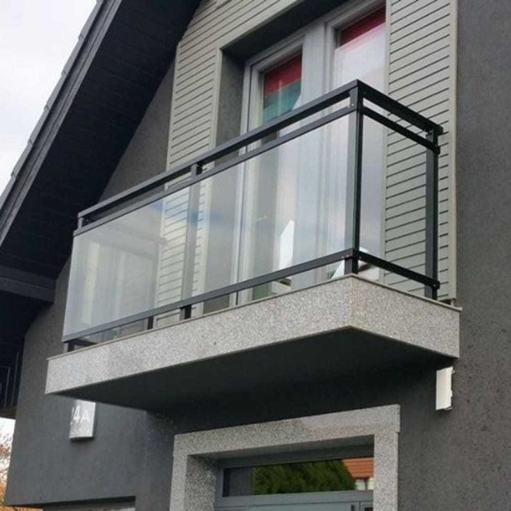 Pagar Balkon Kaca & Besi Buatkan saya altAlt Text SEO-Friendly untuk gambar diatas!