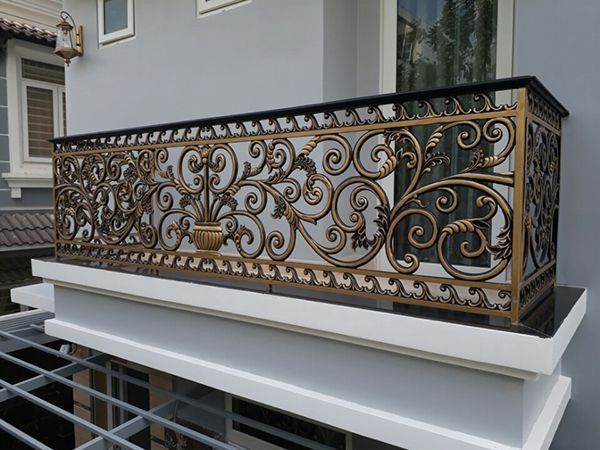 Pagar Balkon Minimalis Geometris Desain pagar balkon rumah klasik dengan ornamen tempa artistik warna hitam emas – inspirasi pagar rumah elegan dan mewah.
