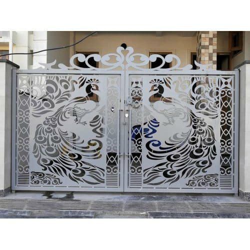 Pagar Besi Laser Cutting Model pagar besi minimalis plat laser cutting dengan motif burung merak artistik untuk memperindah dan mengamankan tampilan rumah.