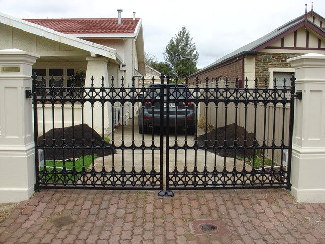 Pagar Besi Tempa Pagar besi minimalis model klasik tempa hitam untuk keamanan rumah, dengan ornamen dekoratif dan tampilan elegan.