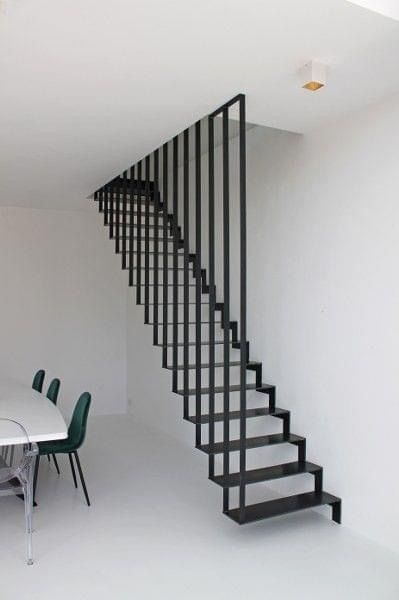 Tangga melayang (floating stairs) Tangga besi minimalis warna hitam untuk rumah bertingkat modern.