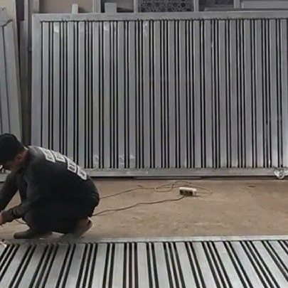 Proses pembuatan pagar besi minimalis garis vertikal di bengkel las, menggunakan bahan hollow galvanis anti karat.
