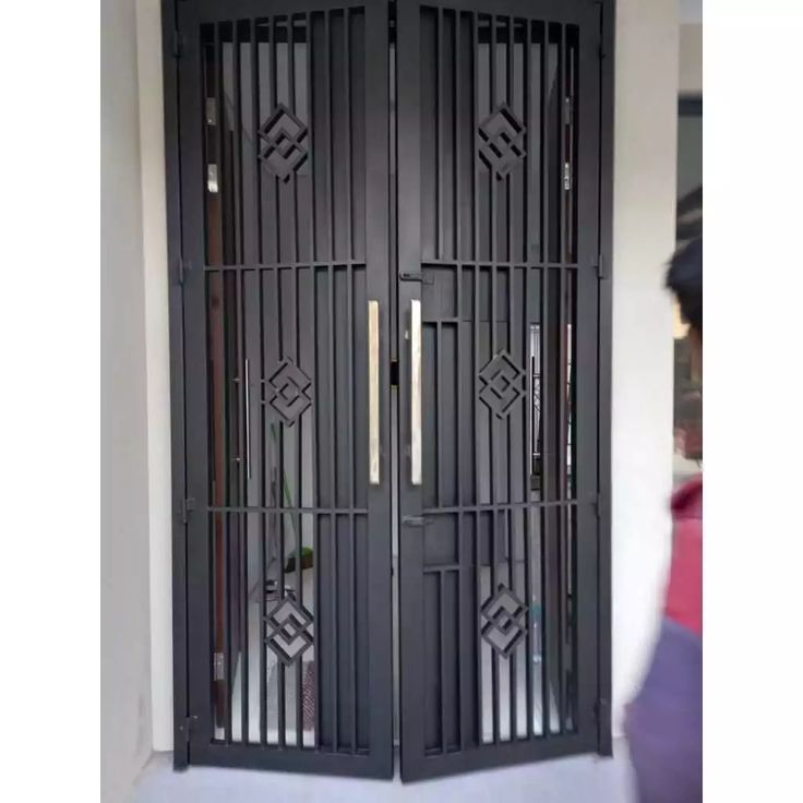 Teralis plat besi pintu utama model minimalis modern warna hitam dengan motif geometris, cocok untuk rumah aman dan elegan