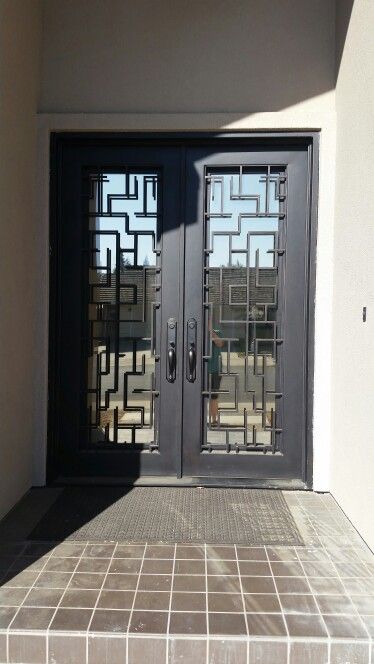 Contoh teralis hollow besi modern untuk pintu utama dengan desain geometris minimalis, cocok untuk rumah bergaya kontemporer
